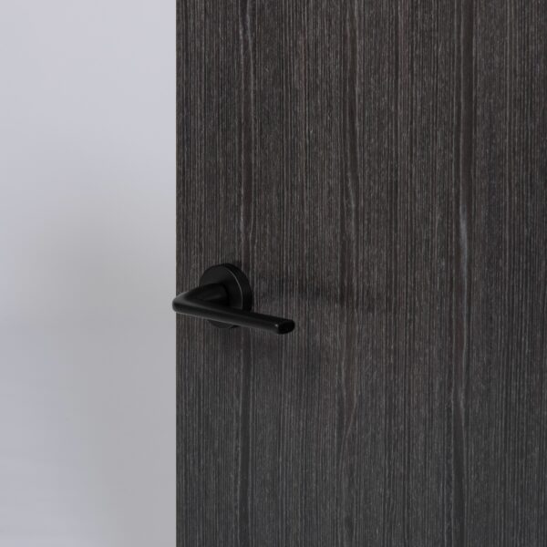 FMR133MB_MILLY_ON_DARK_GREY_DOOR_RoomScene_HiRes