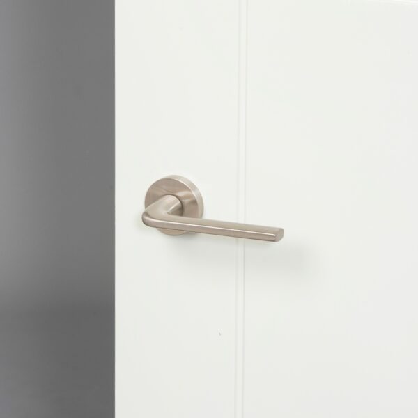 FMR133SN_MILLY_ON_WHITE_DOOR_DARKER_BACKGROUND_RoomScene_HiRes