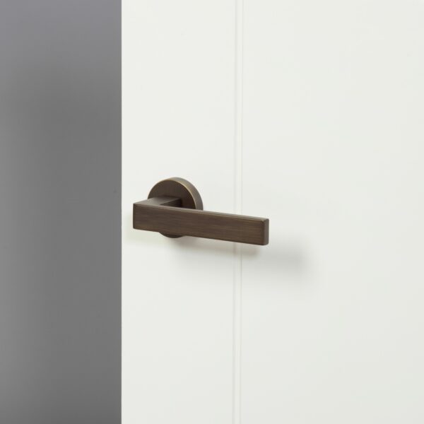 FMR254UB_ASTI__ON_WHITE_DOOR_DARKER_BACKGROUND_RoomScene_HiRes