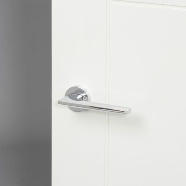 FMR422PC_BOSTON_ON_WHITE_DOOR_DARKER_BACKGROUND_RoomScene_HiRes